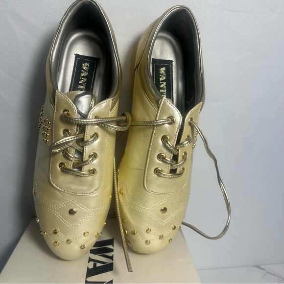 Wanted Designer Studded Women's Gold Shoes- sz. 6.5 New - Picture 3 of 10